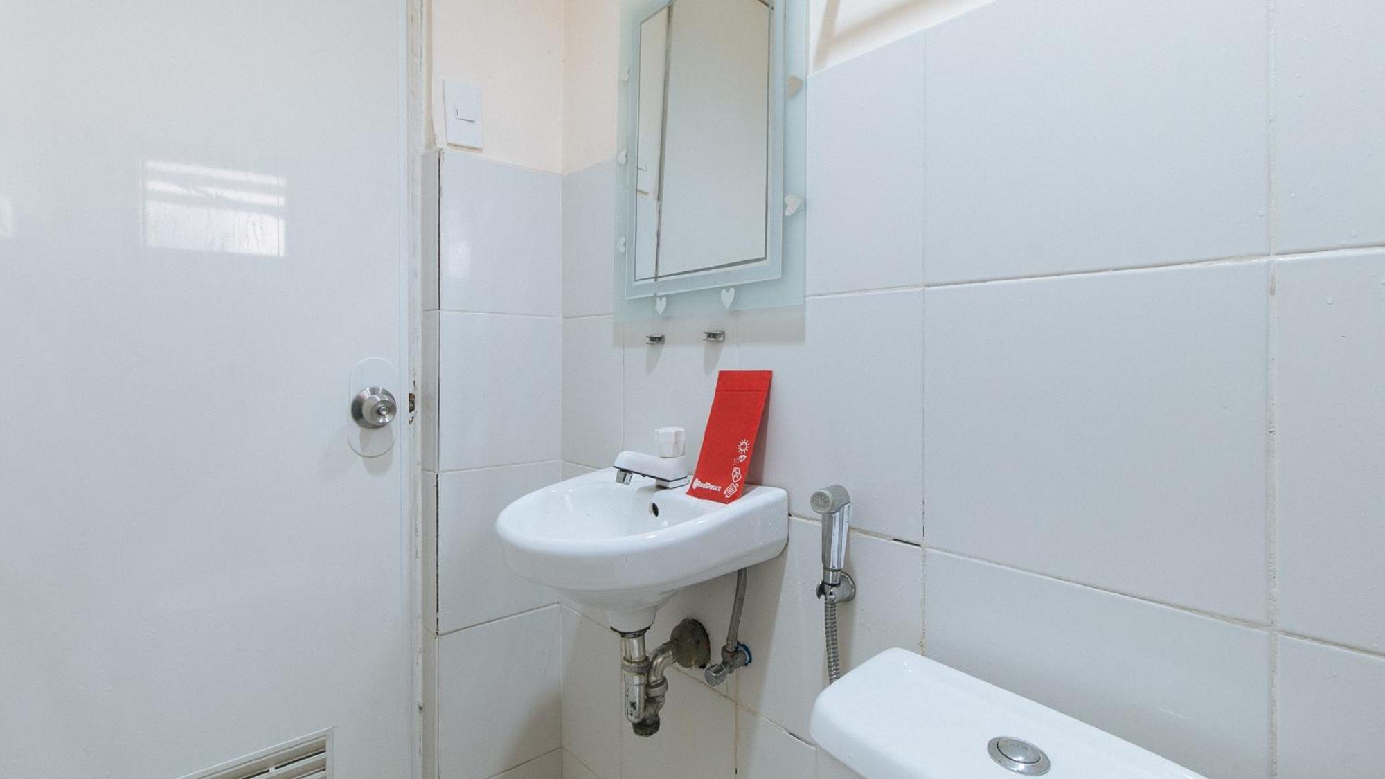 OYO 490 V-cat Apartelle Manila Esterno foto