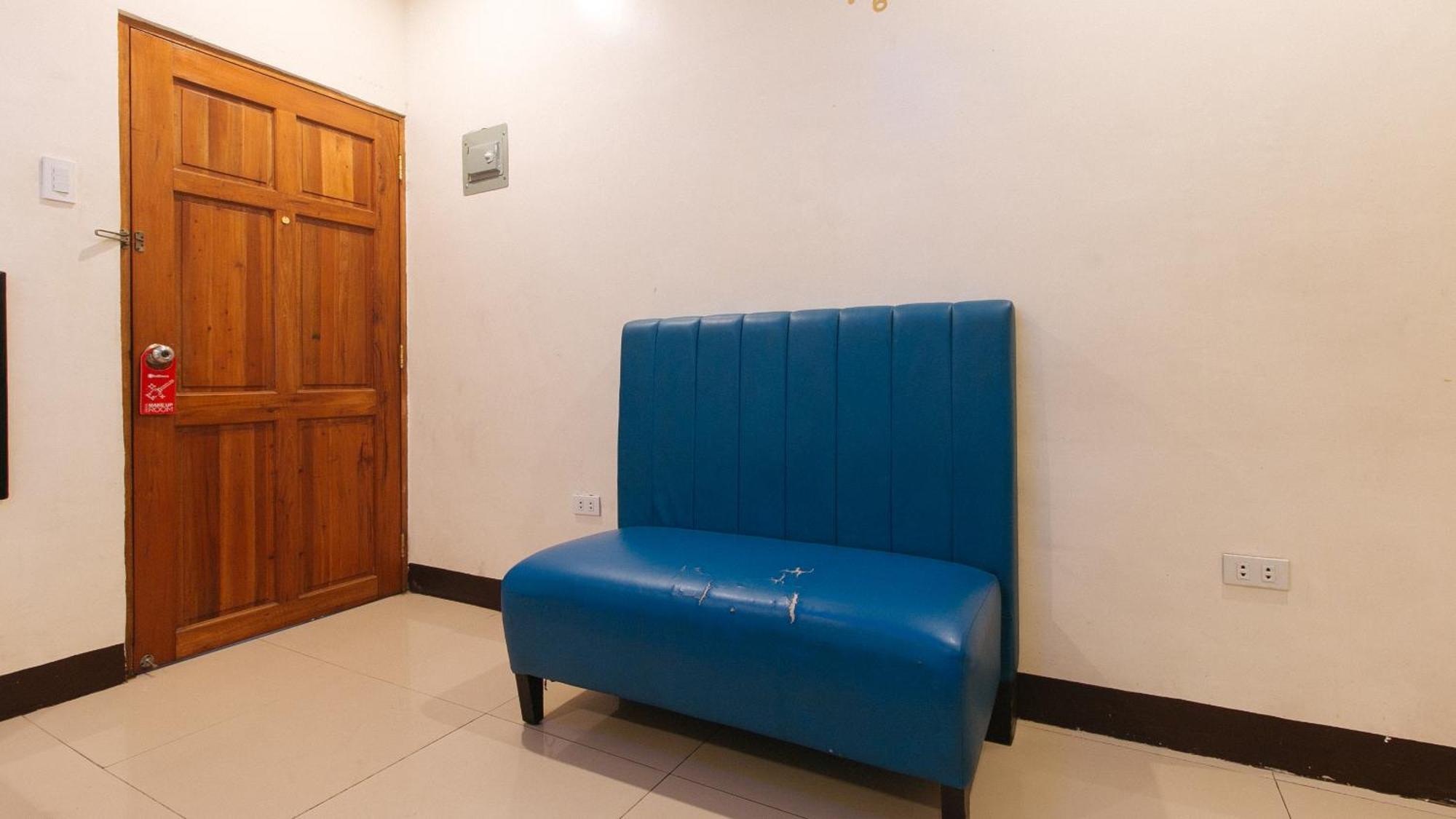OYO 490 V-cat Apartelle Manila Esterno foto