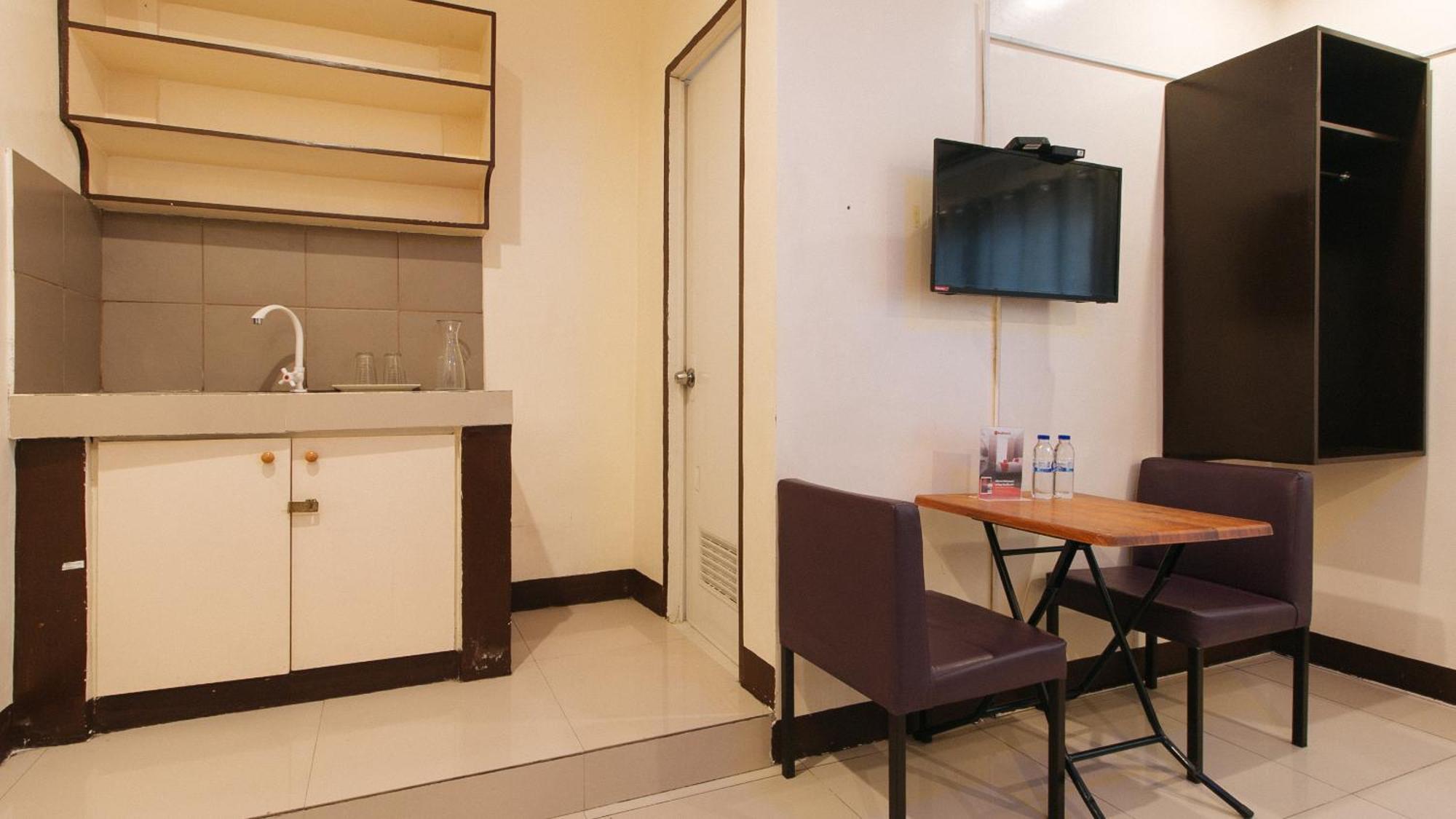 OYO 490 V-cat Apartelle Manila Esterno foto