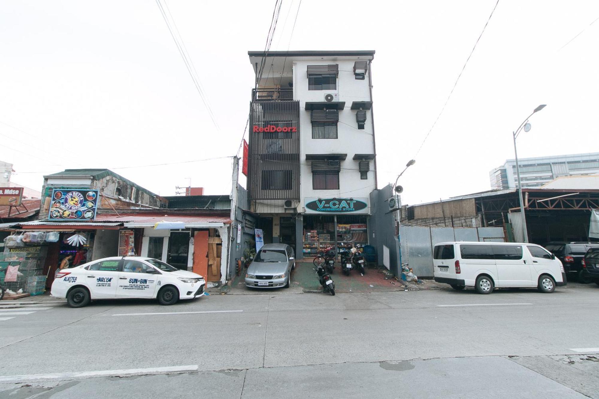 OYO 490 V-cat Apartelle Manila Esterno foto
