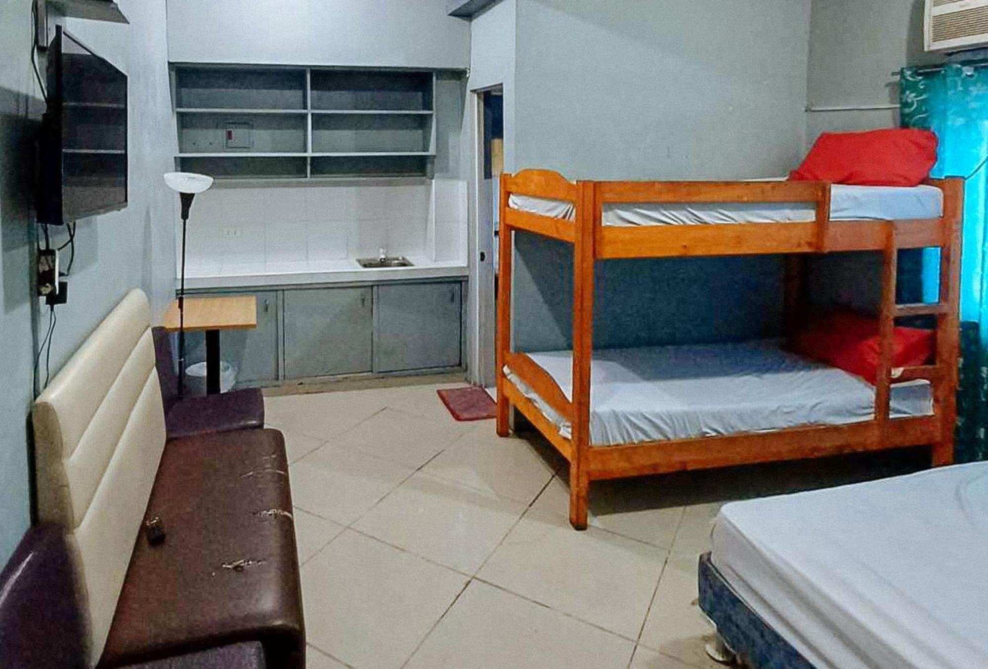 OYO 490 V-cat Apartelle Manila Esterno foto