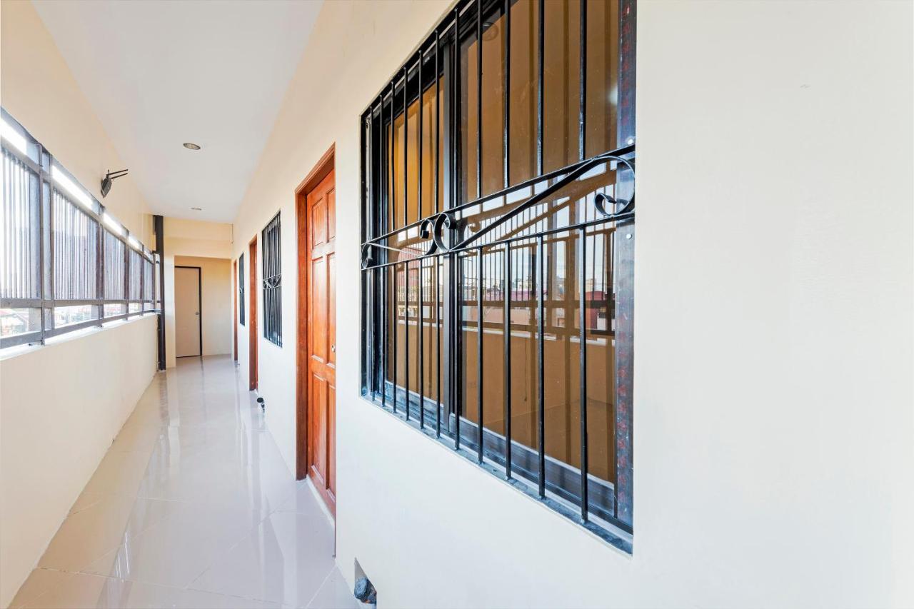 OYO 490 V-cat Apartelle Manila Esterno foto